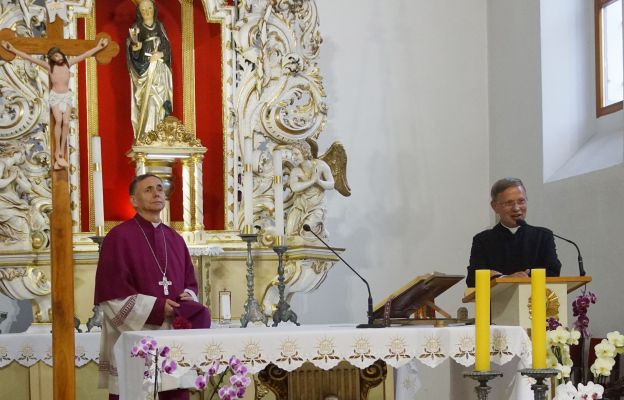 Bp Adam Bałabuch wraz z ks. kan. Leszkiem Baranowskim w kościele parafialnym