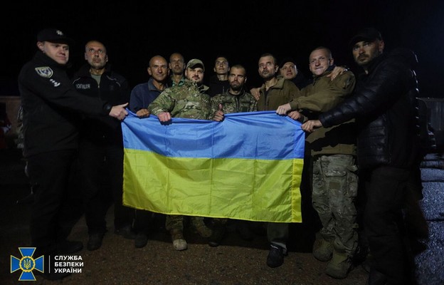 Grupa ukraińskich jeńców wojennych cieszących się po ich wymianie, w obwodzie czernihowskim na Ukrainie.