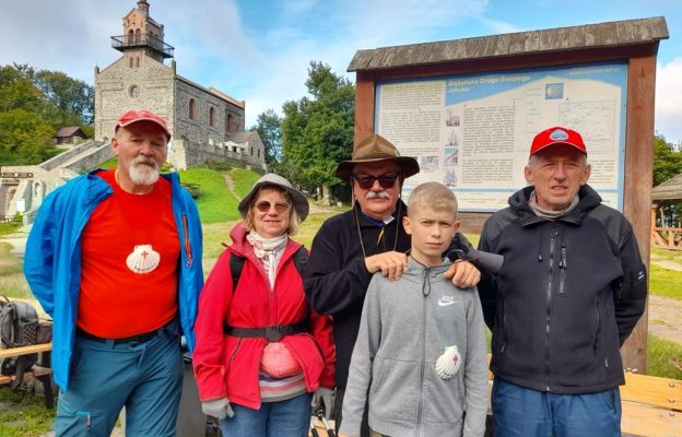 Grupa pielgrzymów na szczycie Ślęży, u początku pielgrzymiej drogi