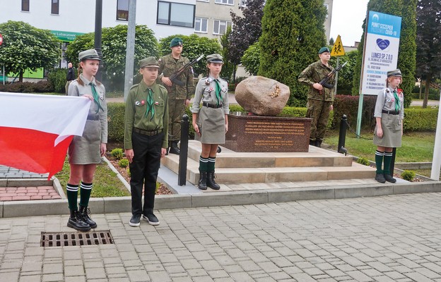 Warta harcerzy i strzelców przy pomniku