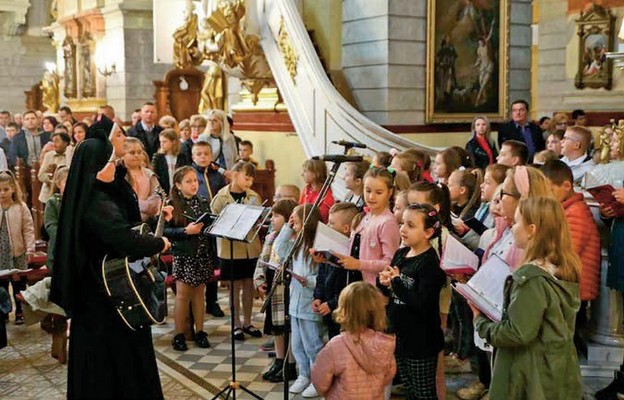 Dzieci chętnie włączają się we wspólny śpiew podczas Mszy św.