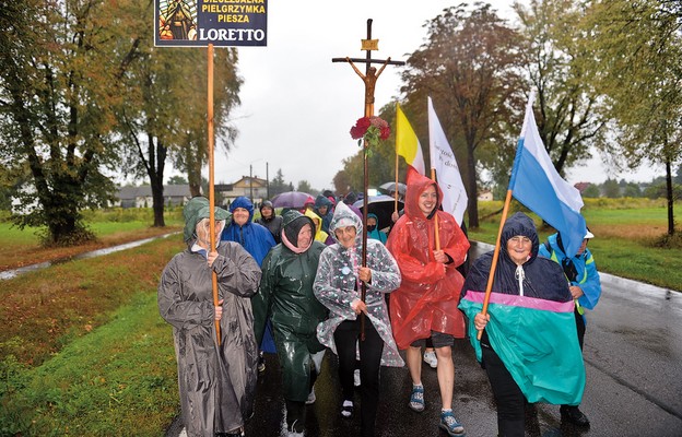 Mimo deszczu pielgrzymi szli uśmiechnięci