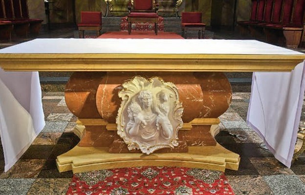Nowo poświęcony marmurowy ołtarz katedralny z płaskorzeźbą Chrystusa Dobrego Pasterza