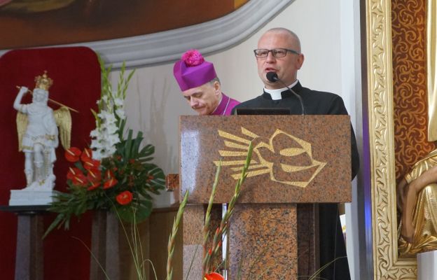 Ks. proboszcz Krzysztof Cora i bp Adam Bałabuch podczas spotkania z wiernymi w kościele parafialnym