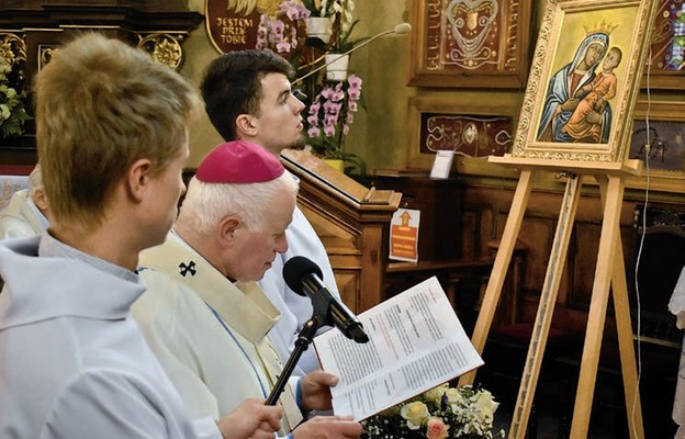 Kopia obrazu Matki Bożej namalowana przez parafiankę Stanisławę Kudłę jako wotum wdzięczności dla papieża Franciszka z okazji 30-lecia koronacji łańcuckiego wizerunku