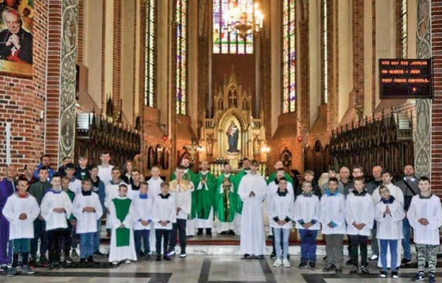 U tronu Matki Bożej w Trzebiatowie