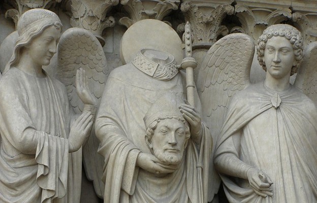Figura św. Dionizego (z głową w rękach) z portalu katedry Notre-Dame w Paryżu