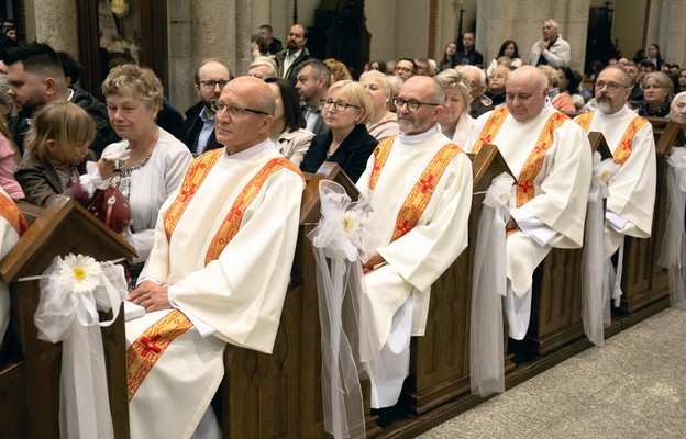 Diakoni wraz z rodzinami podczas święcenia diakonatu stałego w archidiecezji łódzkiej, 2022 r.