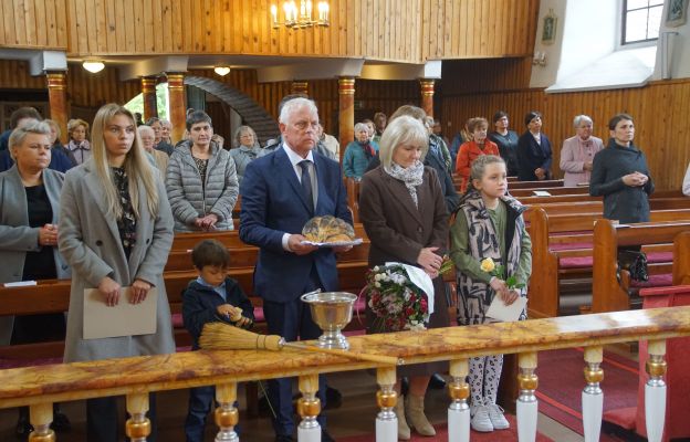 Parafianie podczas uroczystego powiadania biskupa w Księginicach Wielkich