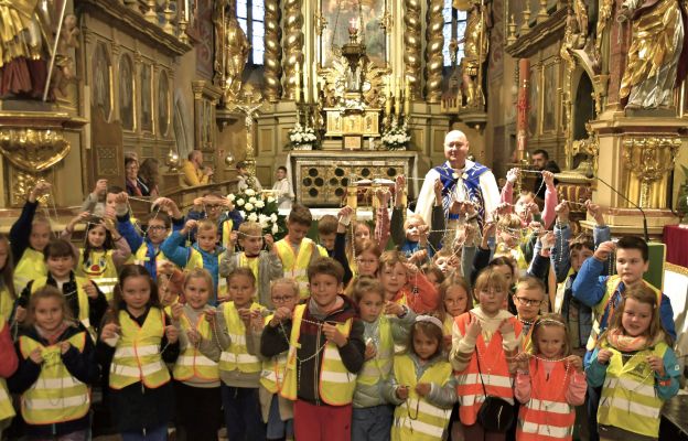 Do wykonania różańców dzieci wykorzystały różne materiały w tym modelinę, jarzębinę, koraliki także odblaskowe 