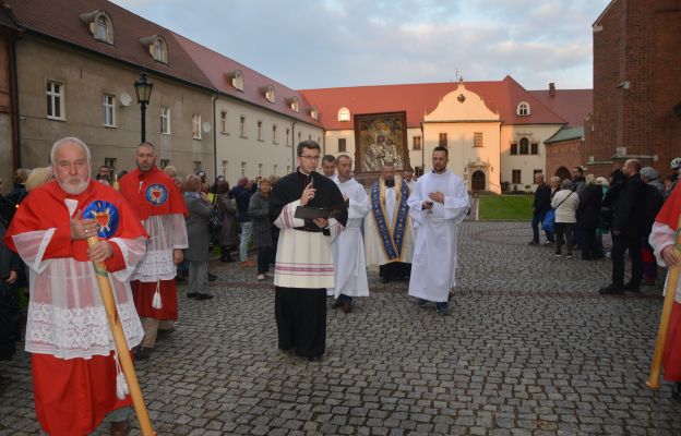 Obraz został uroczyście wprowadzony do bazyliki 