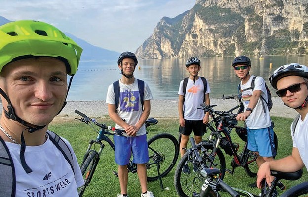 Ks. Marcin z grupą rowerzystów nad jeziorem Garda we Włoszech