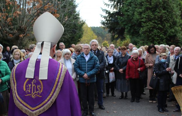 Modlitwa za zmarłych z biskupem Tadeuszem