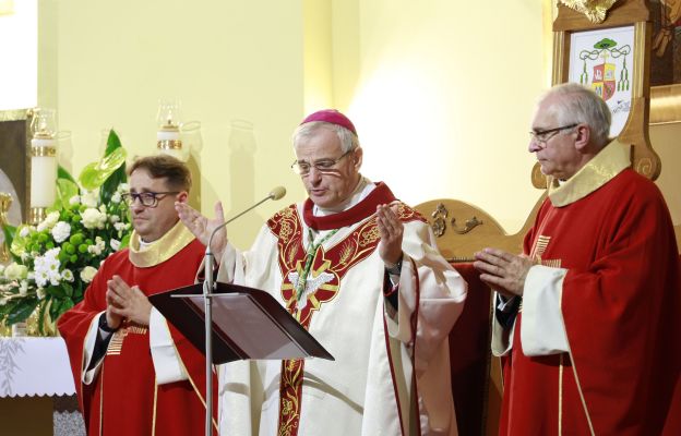 Bp Marek Mendyk w asyście ks. kan. Tomasza Czubaka i ks. prał. Rafała Kozłowskiego