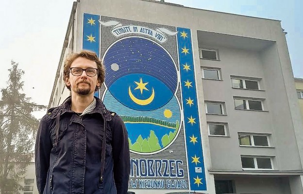 Mural wychodząc z przeszłości wskazuje na przyszłość