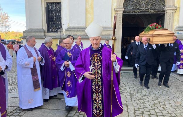 Kondukt żałobny przeszedł na cmentarz komunalny przy ul. Spokojnej, gdzie złożono do grobu ciało zmarłej 