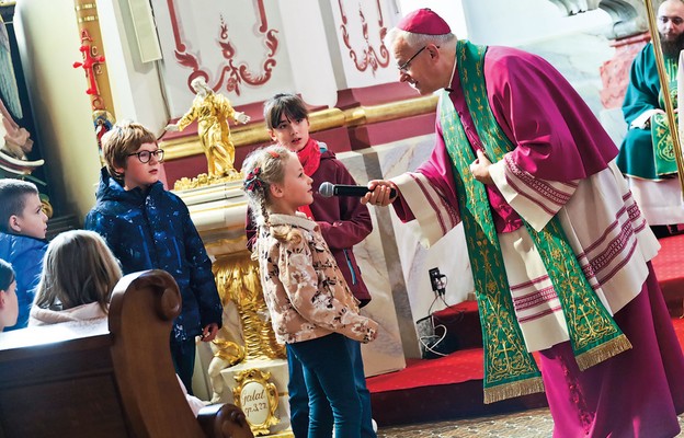 W czasie homilii dzieci chętnie odpowiadały na pytania biskupa