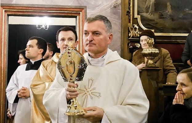 Ks. Józef Gubała z relikwiami św. Mikołaja. Za proboszczem – ks. Karol Litawa