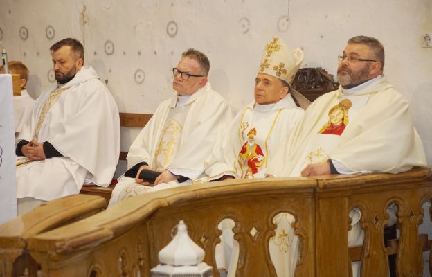 Biskup pomocniczy w asyście proboszcza i kapłanów z dekanatu 
