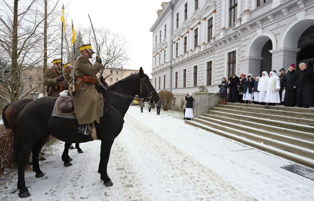 Meldunek  ułanów  przed Domem Zakonnym sióstr niepokalanek