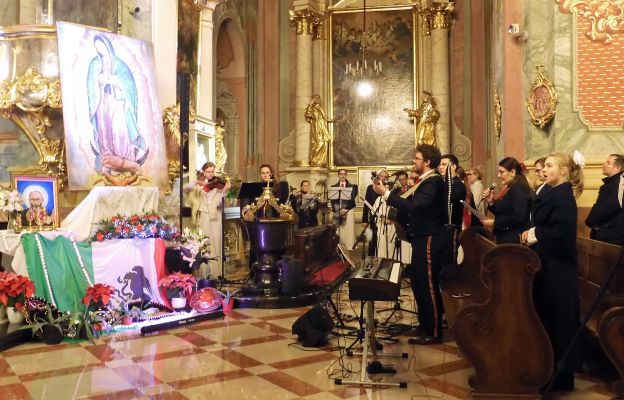 Przed obrazem Maryi swoją miłość i wdzięczność za opiekę wyśpiewywały osoby związane z zespołem, a także goście i kapłani.