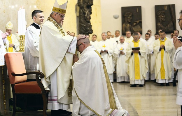 Głównym konsekratorem nowo wyświęconego biskupa był bp Andrzej Czaja