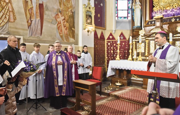 Biskupa witali przedstawiciele parafii