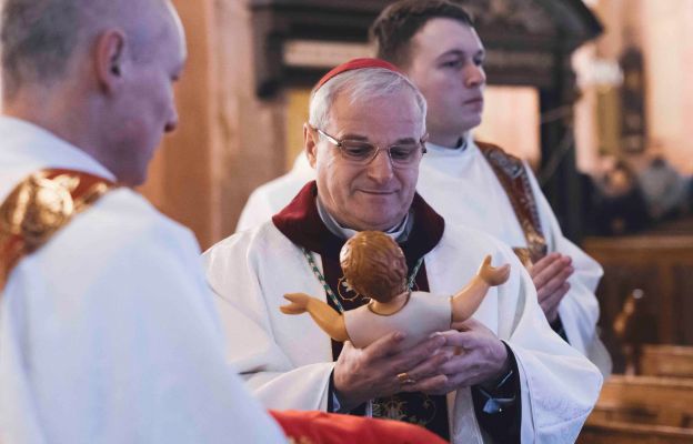 Po Mszy świętej bp Mendyk procesyjnie przeniósł figurkę dzieciątka Jezus do katedralnej szopki i złożył ją w tradycyjnym żłóbku. 