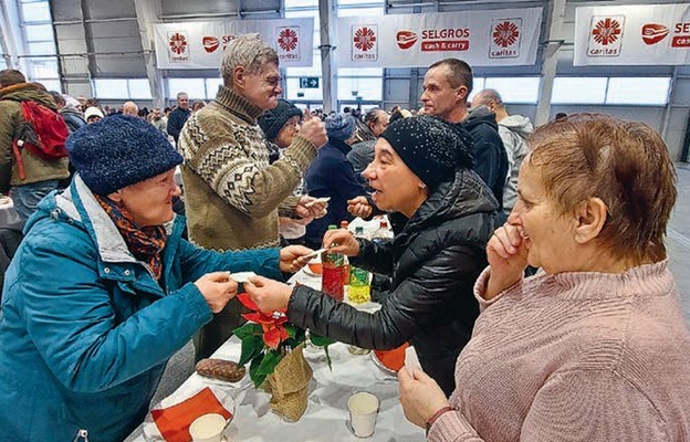 Podczas spotkań przy wigilijnym stole goście podzielili się opłatkiem