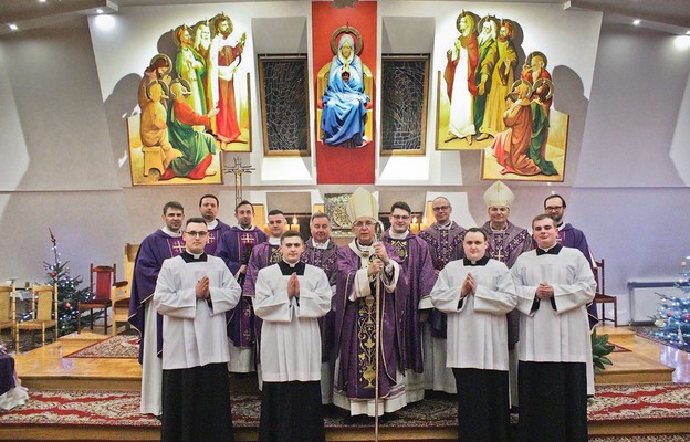 Kandydaci do święceń z biskupami i wykładowcami