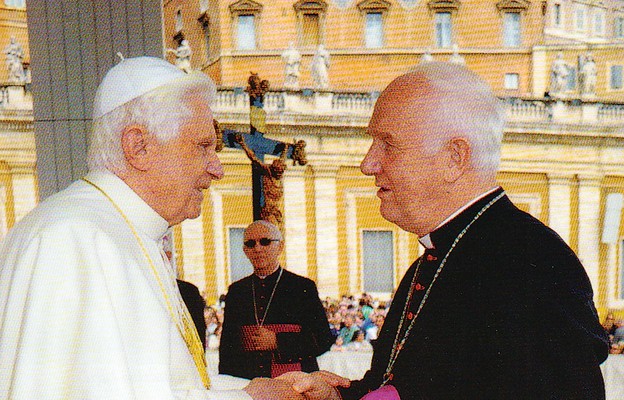 Spotkanie bp. Ignacego Deca z papieżem Benedyktem XVI w ramach wizyty ad limina Apostolorum w 2005 r.
