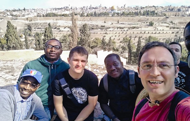 Studenci Biblicum na Górze Oliwnej w Jerozolimie