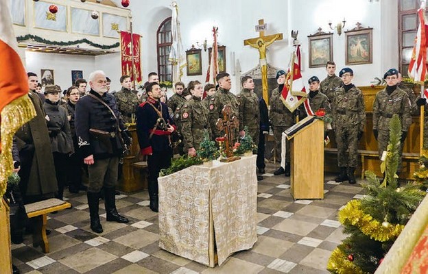 Maciej Kilarski z drużyną harcerską podczas rocznicowej Mszy św. za Ojczyznę w Rzeszowie, którą koncelebrował bp Kazimierz Górny