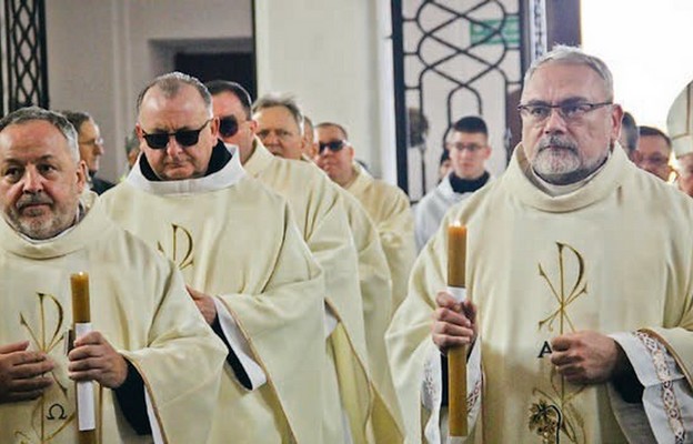 Mszę św. poprzedziła procesja ze świecami z udziałem przełożonych domów zakonnych