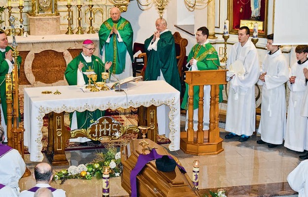 Uroczystościom pogrzebowym w niedzielę 28 stycznia przewodniczył bp Jan Wątroba