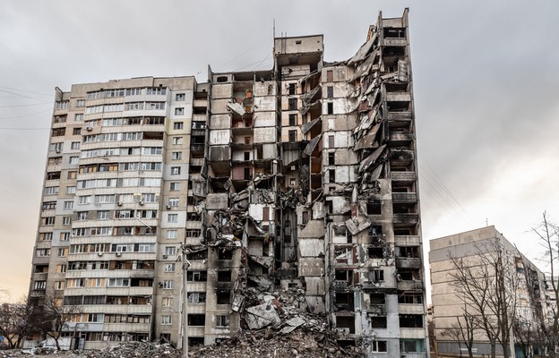 Ukraina, Charków, 31 stycznia 2023 r. Zniszczenia w wyniku rosyjskiego ostrzału