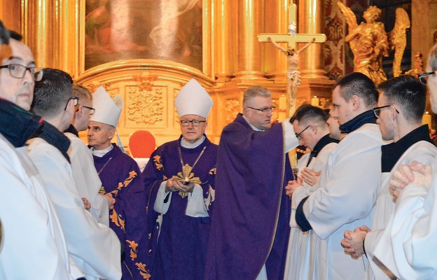 Liturgia Środy Popielcowej w bazylice kieleckiej. W środku bp Andrzej Kaleta