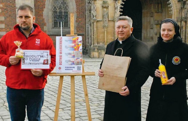 Prezentacja akcji Caritas Archidiecezji Wrocławskiej przy katedrze