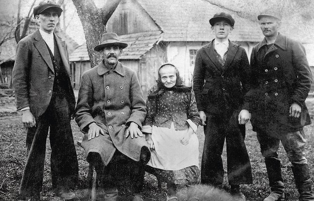 Józef Ulma (pierwszy z prawej) z rodzicami i braćmi