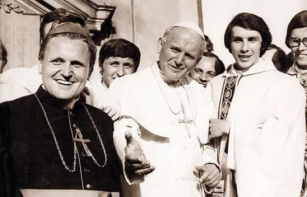 Bp Miłosław Kołodziejczyk z Janem Pawłem II w czerwcu 1979 r. w Częstochowie, przed kościołem św. Zygmunta