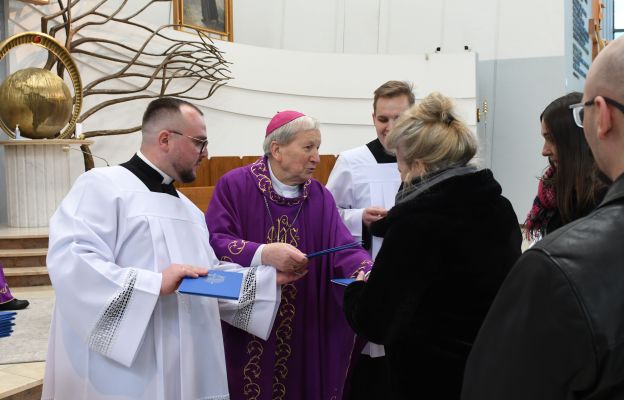 Odznaka „Beati Misericordes” jest symbolicznym znakiem wielkiej wdzięczności za pełne miłości zaangażowanie w rozwój Sanktuarium Bożego Miłosierdzia 