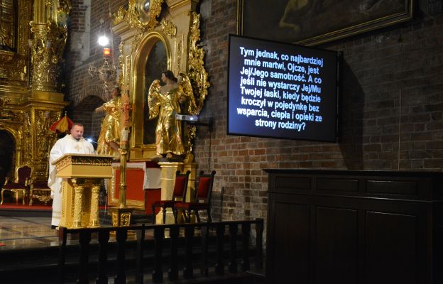 Podczas lutowego nabożeństwa ks. Przemysław Soboń zachęcał w homilii, abyśmy byli miłosierni 