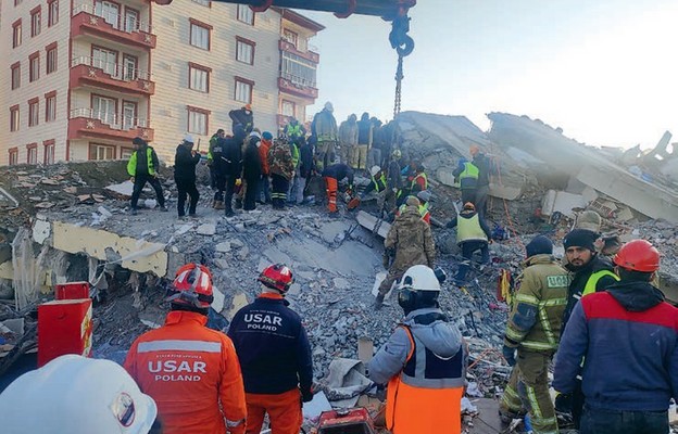 Jesteśmy dumni, że udało nam się uratować 12 osób, w tym 3 dzieci – podkreśla łódzki strażak