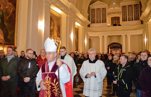 Trzeźwościową Drogę Krzyżową kończy Eucharystia w bazylice na Świętym Krzyżu