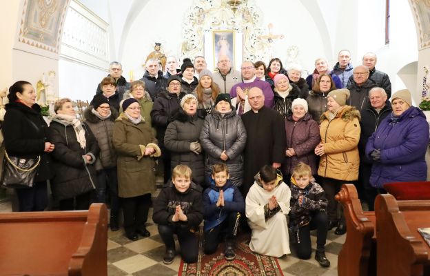 Pamiątkowa fotografia z parafianami z Rościszowa