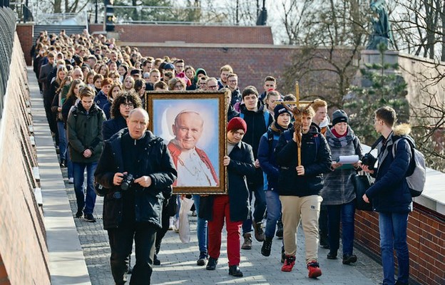 Maturzyści diecezji świdnickiej podczas Drogi Krzyżowej na Jasnogórskich Wałach