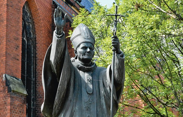Pomnik św. Jana Pawła II przy legnickiej katedrze