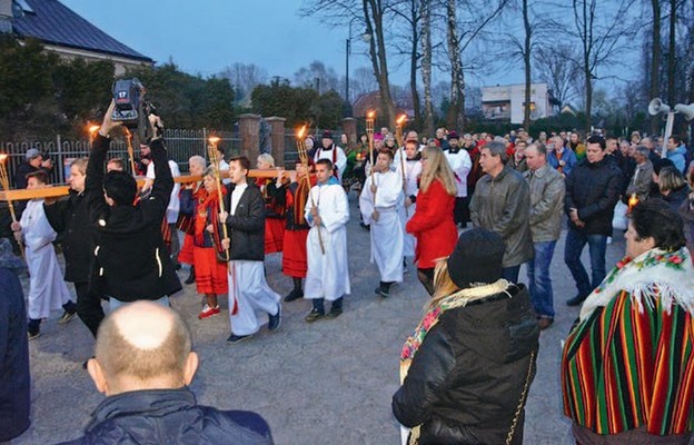 Co roku w Masłowie w czasie Drogi Krzyżowej z udziałem bp. Florczyka wierni rozważają nauczanie papieża Polaka