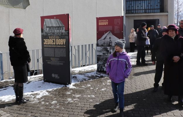 Wystawa przy kościele NMP Królowej Polski.