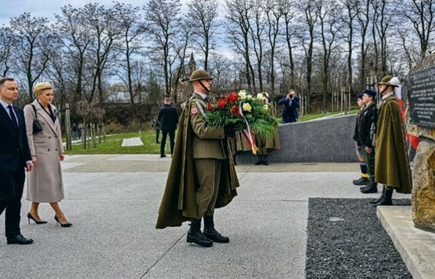 Prezydent  Andrzej Duda wraz z małżonką złożyli kwiaty przed pomnikiem poświęconym rodzinie Ulmów, ufundowanym przez społeczność markowej. Uroczystość odbyła sie na placu przed muzeum polaków Ratujących Żydów im. Rodziny Ulmów